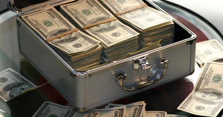 How to Become a Financial Manager in the U.S.